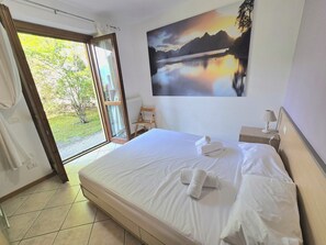 2 makuuhuonetta, työpöytä, silitysrauta/-lauta, vauvan matkasänky