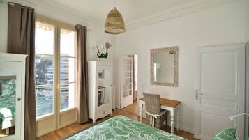 1 chambre, bureau, fer et planche à repasser, lit parapluie