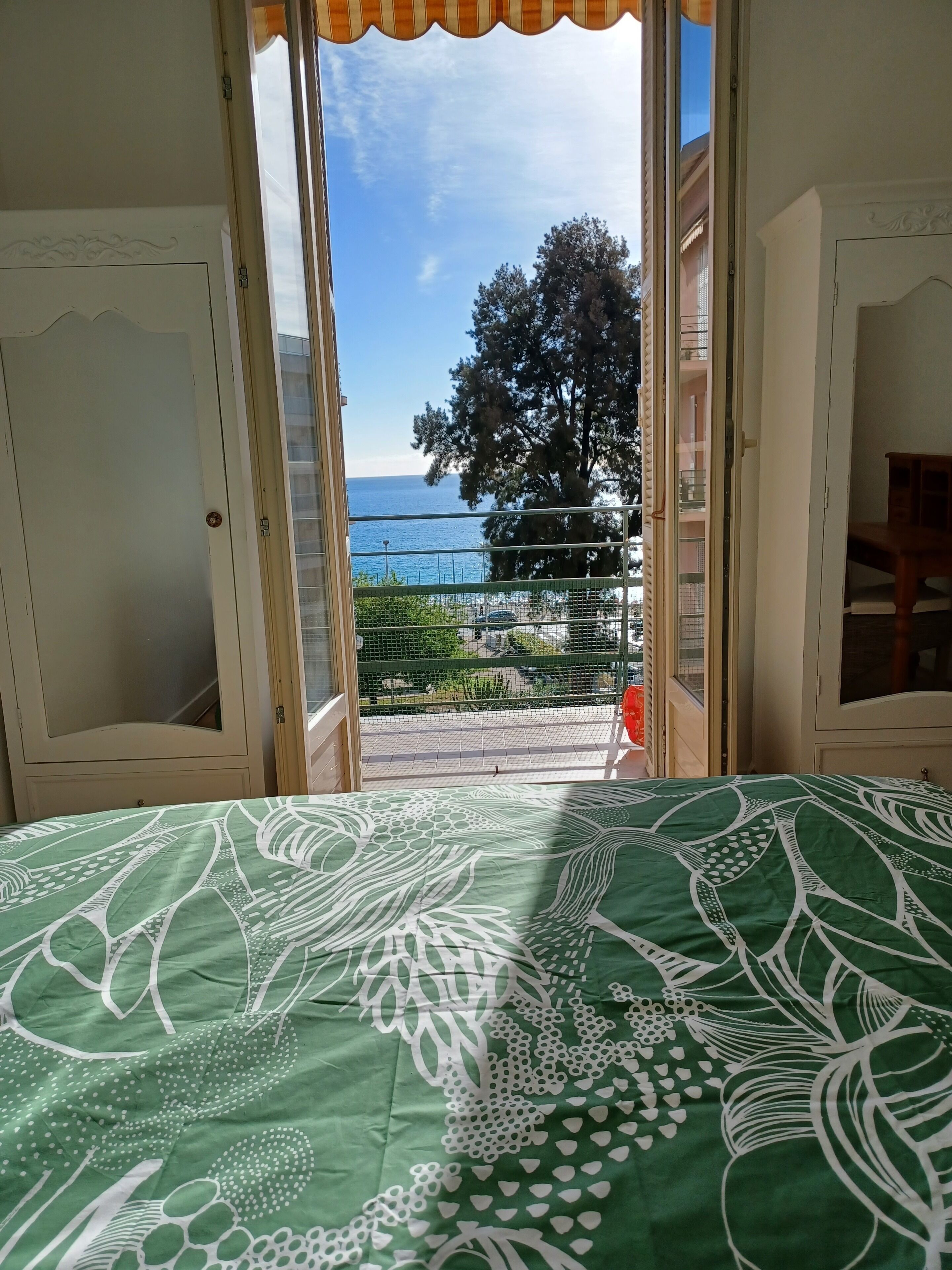 1 chambre, bureau, fer et planche à repasser, lit parapluie