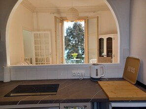 冷蔵庫、電子レンジ、オーブン、コンロ