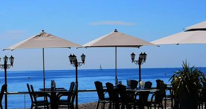 Charming, sunny apt w/two beautiful views: the Mediterranean Sea & French Alps