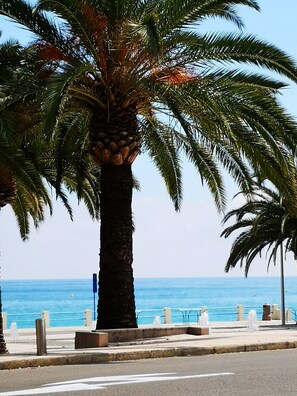 On the beach, sun loungers, beach towels - Charming, sunny apt w/two beautiful views: the Mediterranean Sea & French Alps (Menton)