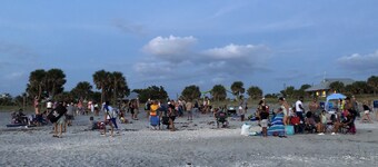 Cozy studio "glamping" shack 2 miles from Englewood Beach! 