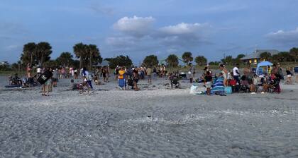 Cozy studio "glamping" shack 2 miles from Englewood Beach!