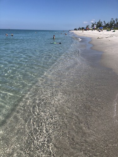 Cozy studio "glamping" shack 2 miles from Englewood Beach! 