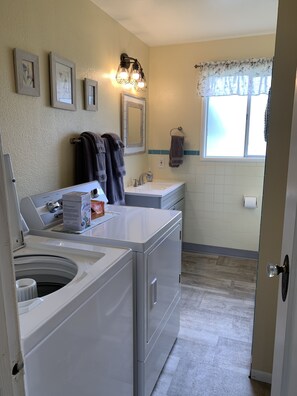 Dusche, Haartrockner, Handtücher, Seife