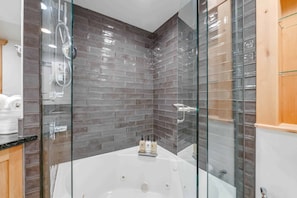 Articles de toilette (gratuits), séchoir à cheveux, serviettes fournies