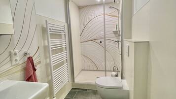 Dusche, Haartrockner, Handtücher, Seife