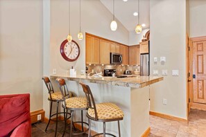 Mikrobølgeovn, kogeplade, opvaskemaskine, kaffe-/temaskine