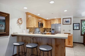 Microwave, stovetop, dishwasher, coffee/tea maker - Lodge at Lionshead 408 (Vail)