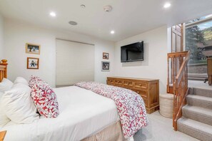 2 間睡房、書桌、熨斗/熨衫板、可攜式嬰兒床