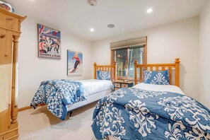 2 bedrooms, desk, iron/ironing board, travel cot - Lodge at Lionshead 100 (Vail)