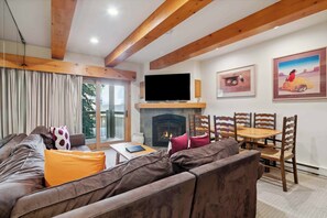 TV, fireplace - Lodge at Lionshead 110-100 (Vail)