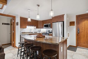 Microwave, stovetop, dishwasher, coffee/tea maker - Lodge at Lionshead 120B (Vail)