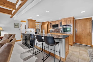 Coffee/tea maker, microwave, stovetop, dishwasher - Lodge at Lionshead 160 (Vail)