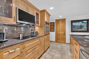 Coffee/tea maker, microwave, stovetop, dishwasher - Lodge at Lionshead 160A (Vail)