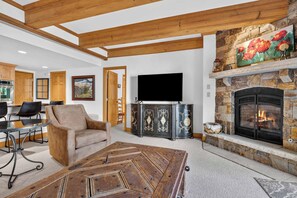 TV, fireplace - Lodge at Lionshead 160A (Vail)