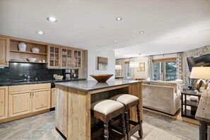 Mikrovågsugn, spishäll, diskmaskin och kaffe- och tebryggare