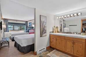 2 bedrooms, desk, iron/ironing board, travel cot - Lodge at Lionshead 210 (Vail)