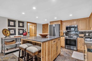 Coffee/tea maker, microwave, stovetop, dishwasher