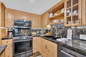 Coffee/tea maker, microwave, stovetop, dishwasher - Lodge at Lionshead 210 (Vail)