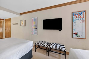 2 Schlafzimmer, Schreibtisch, Bügeleisen/Bügelbrett, Reisekinderbett