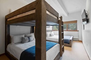 2 bedrooms, iron/ironing board, travel cot, WiFi - Lodge at Lionshead 220 (Vail)