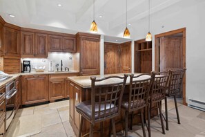 Microwave, stovetop, dishwasher, coffee/tea maker - Lodge at Lionshead 220A (Vail)