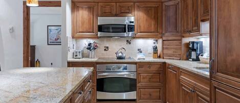 Mikrowelle, Herdplatte, Geschirrspüler