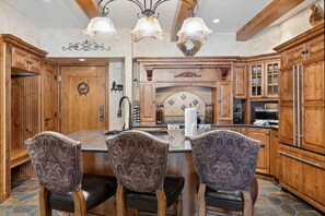 Microwave, stovetop, dishwasher, coffee/tea maker - Lodge at Lionshead 230A (Vail)