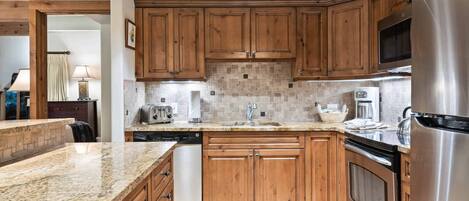 Micro-ondes, plaque de cuisson, lave-vaisselle, cafetière/bouilloire