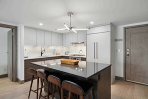 Microwave, stovetop, dishwasher, coffee/tea maker - Lodge at Lionshead 260 (Vail)