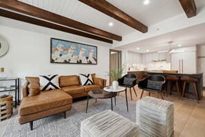 TV, fireplace - Lodge at Lionshead 260 (Vail)