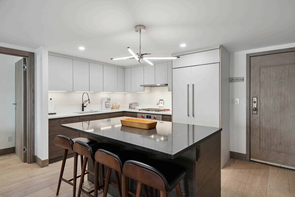 Micro-ondes, plaque de cuisson, lave-vaisselle, cafetière/bouilloire