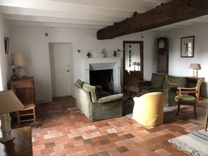 Fernseher, Kamin, DVD-Player