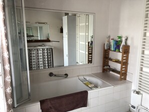 Secadora de cabello, bidet, jabón, shampoo 