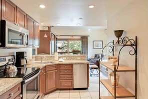 Microwave, stovetop, dishwasher, coffee/tea maker - Lodge at Lionshead 310 (Vail)