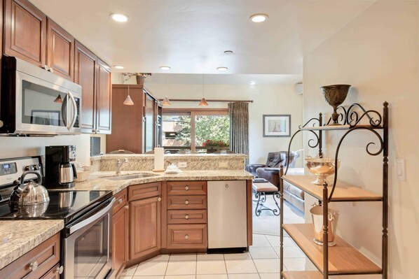 Mikrobølgeovn, kokeplater, oppvaskmaskin og kaffetrakter/tekoker