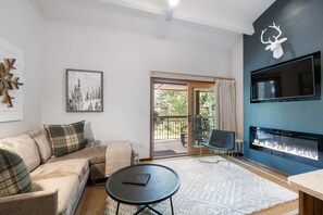 TV, fireplace - Lodge at Lionshead 320 (Vail)