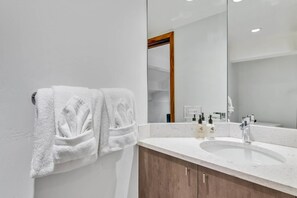 Hair dryer, towels - Lodge at Lionshead 320 (Vail)