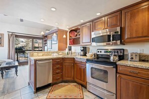 Microwave, stovetop, dishwasher, coffee/tea maker - Lodge at Lionshead 340 (Vail)