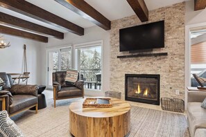 TV, fireplace - Lodge at Lionshead 380 (Vail)