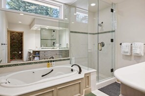Amenidades de baño gratuitas, secadora de cabello, toallas 