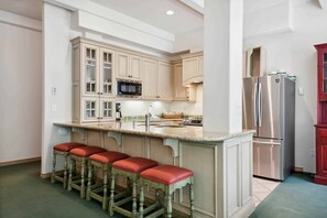 Mikrovågsugn, spishäll, diskmaskin och kaffe- och tebryggare