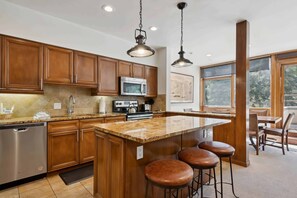 Mikrovågsugn, spishäll, diskmaskin och kaffe- och tebryggare