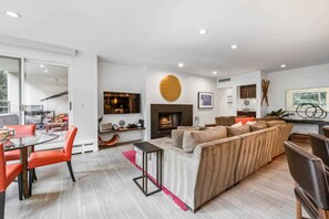 TV, fireplace - Lodge at Lionshead 05 (Vail)