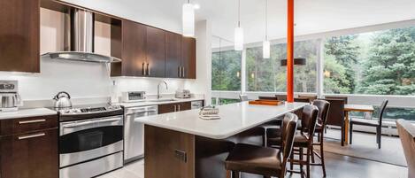 Mikrowelle, Herdplatte, Geschirrspüler