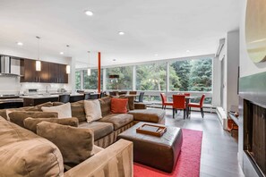 TV, fireplace - Lodge at Lionshead 05 (Vail)