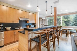 Mikrovågsugn, spishäll, diskmaskin och kaffe- och tebryggare