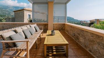 Villa | 3 bedrooms, desk, Internet